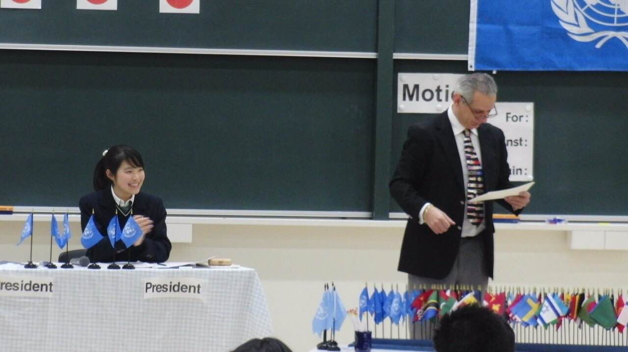 毎年恒例で学校で行われる模擬国連でPresident(議長)を務めたときの山本さん。