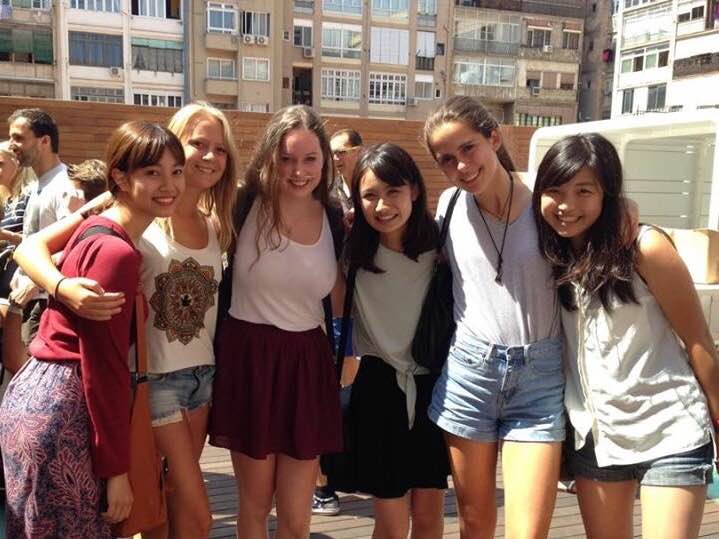 留学で訪れたスペインで様々な国の子達と友達に。一番右側が山本さん。
