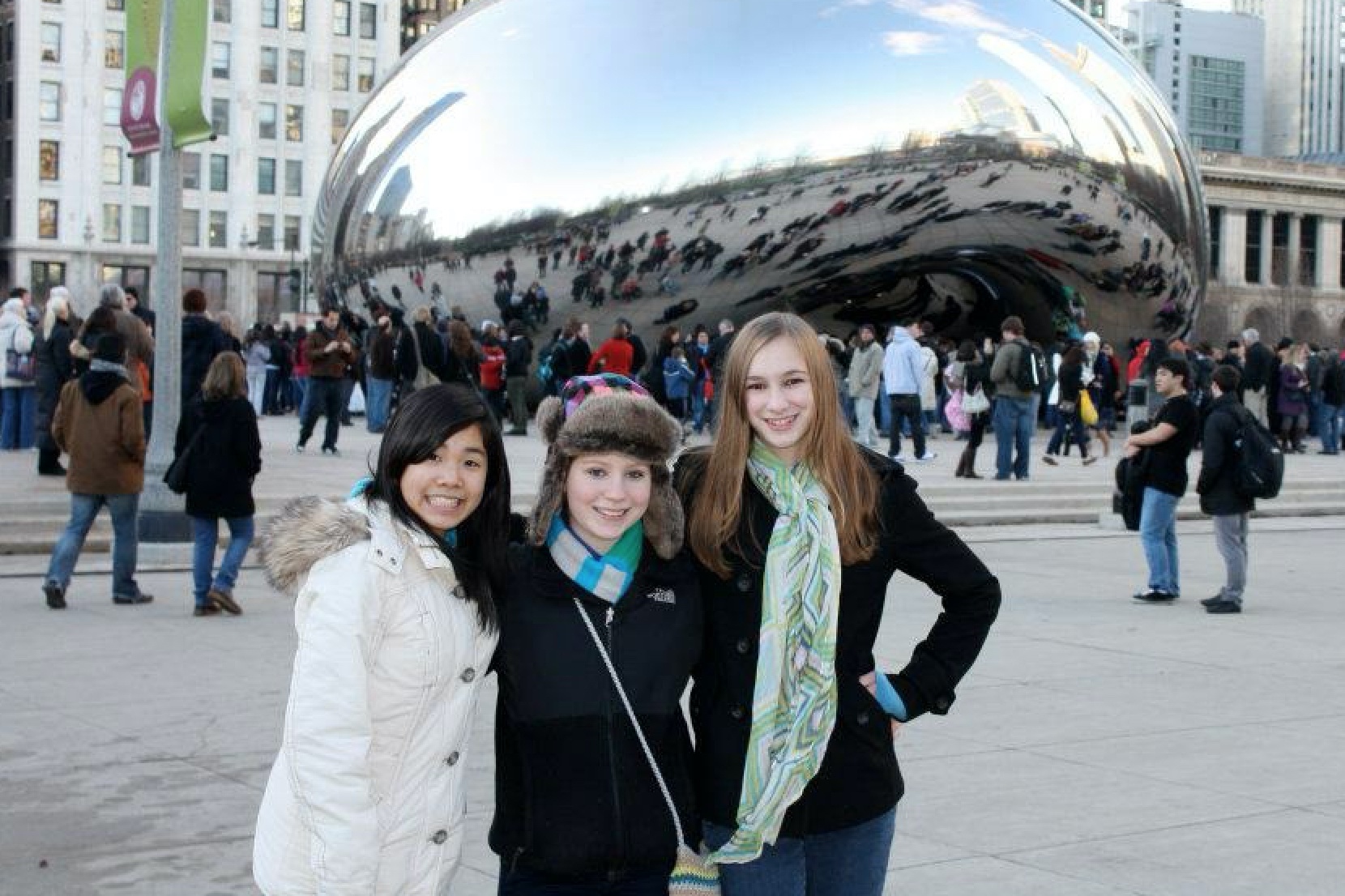 シカゴの観光スポット、The Bean。一番左が綿貫さん