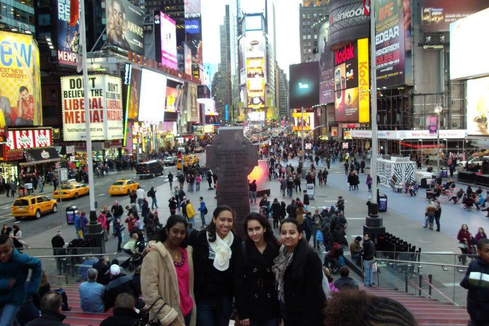 Times Squareにて高校の友達と（左から２番目がMichelle）